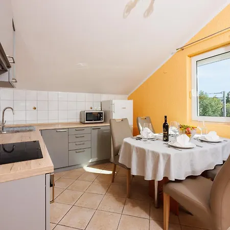 Apartament Davor *